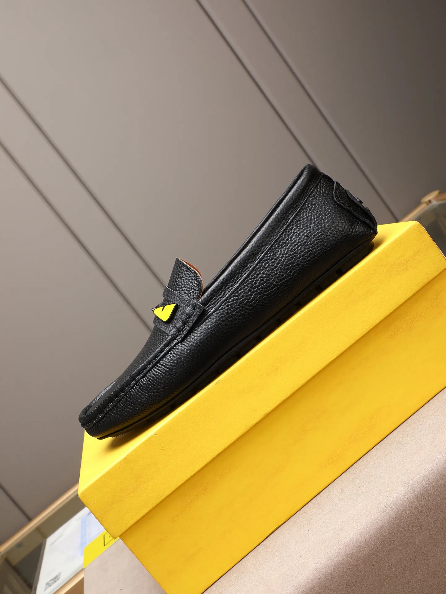 Men's shoes 💰400💰[FENDI] The little monster of Fendi F family, which is popular all over the world, is coming in a big way, the latest color, driving slip-on loafers, avant-garde and versatile fashion men's shoes, bun shoes, bean shoes👌👌👌 Private mold opening, 1:1 reproduction... The upper is made of first-layer cowhide, and the first-layer pigskin lining... is extremely comfortable, fashionable, simple, atmospheric and personalized [color] The side of the shoe is more refined, and the overall effect is handsome [ Turn in a circle][Turn in a circle]💭This hardware monster with eyes is not the popular version on the market🚳🚳Compared with the old model, it is more trendy, eye-catching and more classy🔰This summer, the little monster will subvert the old ideas and share the fashion with you🔱A must-have for fashionistas! Must keep it for yourself! Online outsole, high-end quality workmanship. Color: black, blue, white, red. Matching code: 38-44 (45 46 47 customized) (standard leather shoe size)